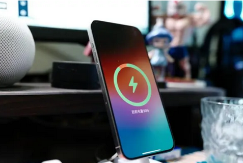 镇远苹果15换屏服务分享用什么充电器给iPhone15充电更好 